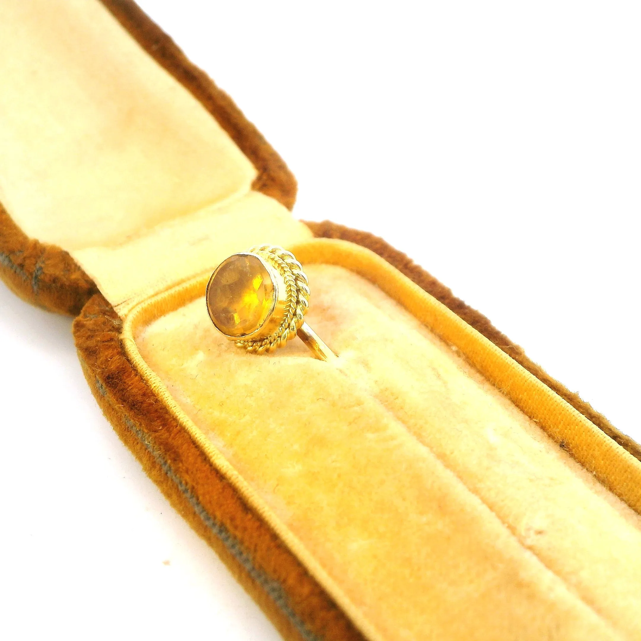 Elegant 9ct Yellow Gold Pin with Citrine Gemstone - Vintage