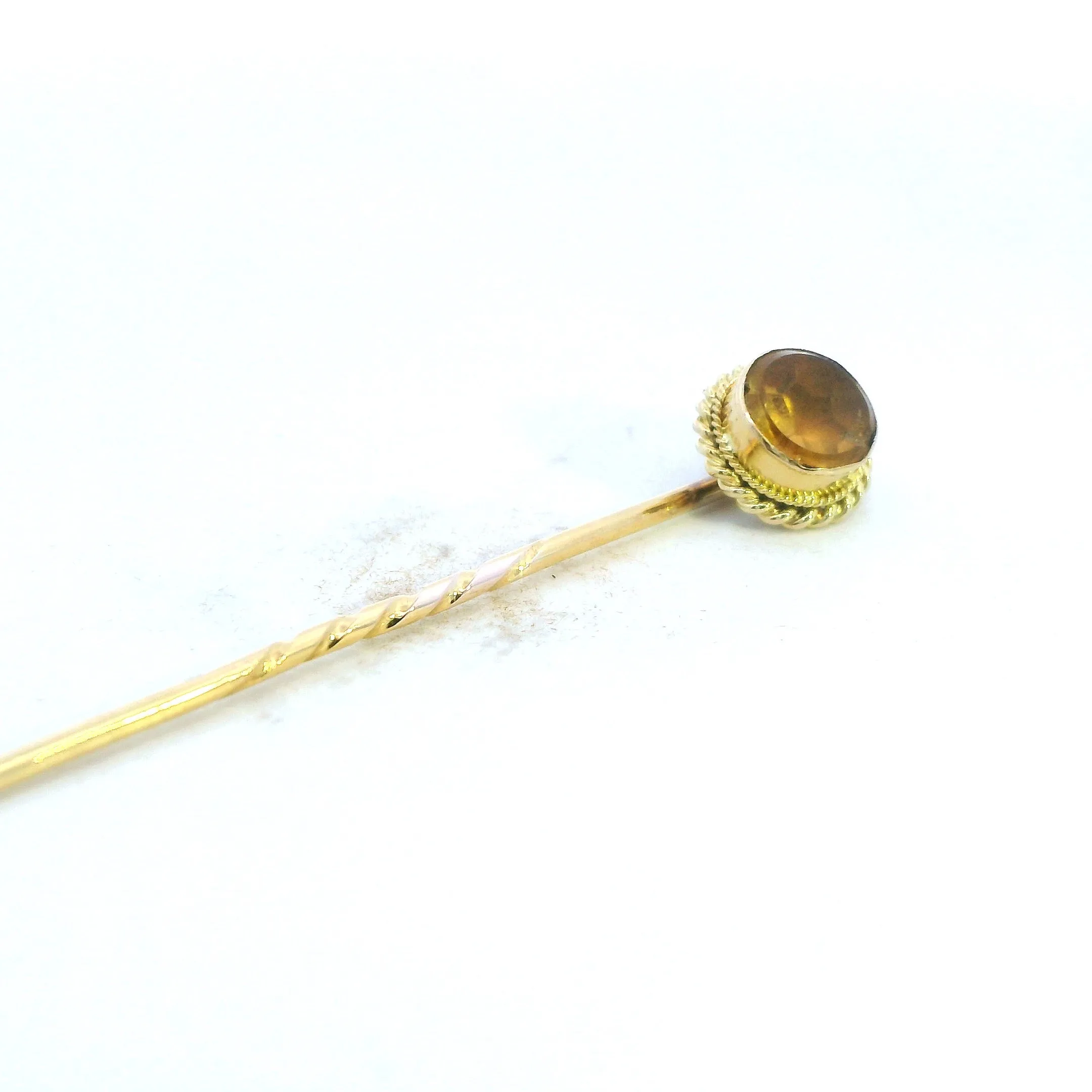 Elegant 9ct Yellow Gold Pin with Citrine Gemstone - Vintage