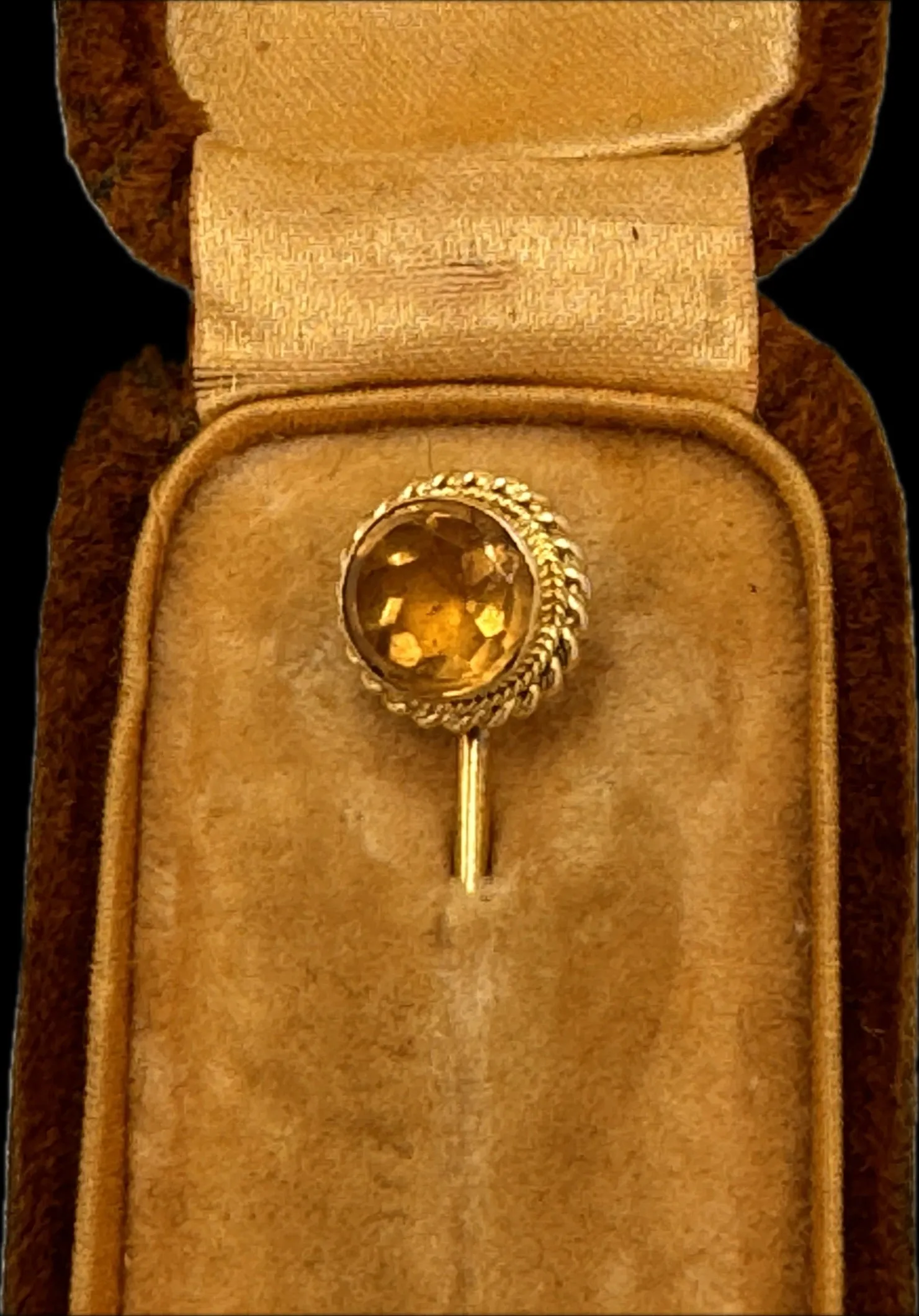 Elegant 9ct Yellow Gold Pin with Citrine Gemstone - Vintage