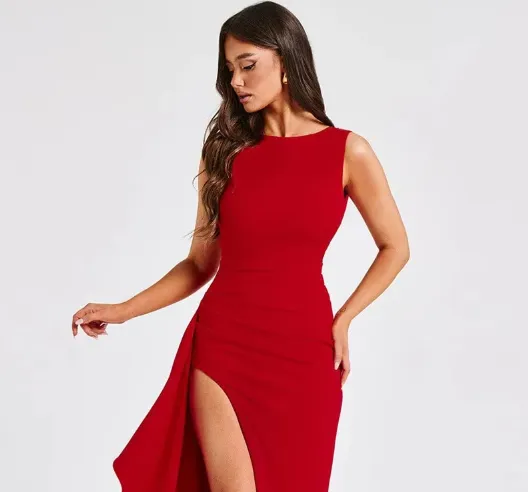 Victoria - Flattering dress with high slit