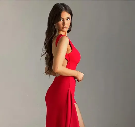 Victoria - Flattering dress with high slit